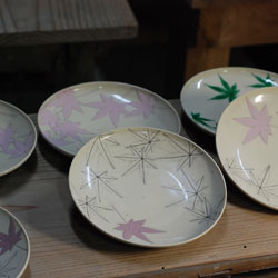 京焼　色絵青もみじ文平向付ー絵付け