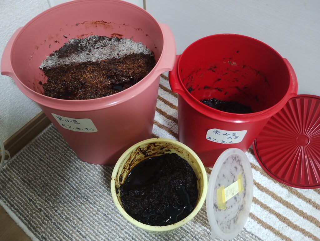 左から小豆味噌、手前が麦味噌、右が米味噌